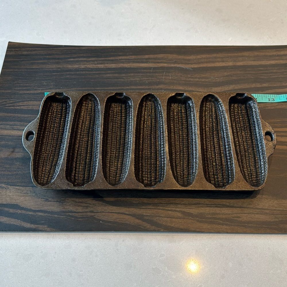Wagner cast iron 7 place corn bread mold great shape, fun for everyone.